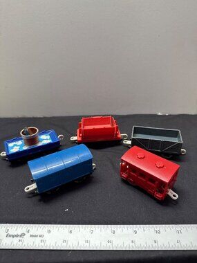Thomas & Friends Mattel 2009 Train Cars Set Of 5 Red & Blue Cargo & Passenger Ca